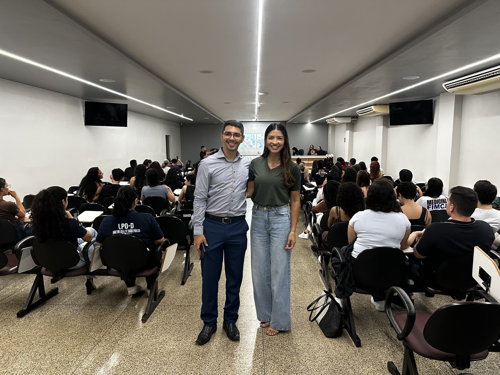Professora Alcione em palestra para estudantes