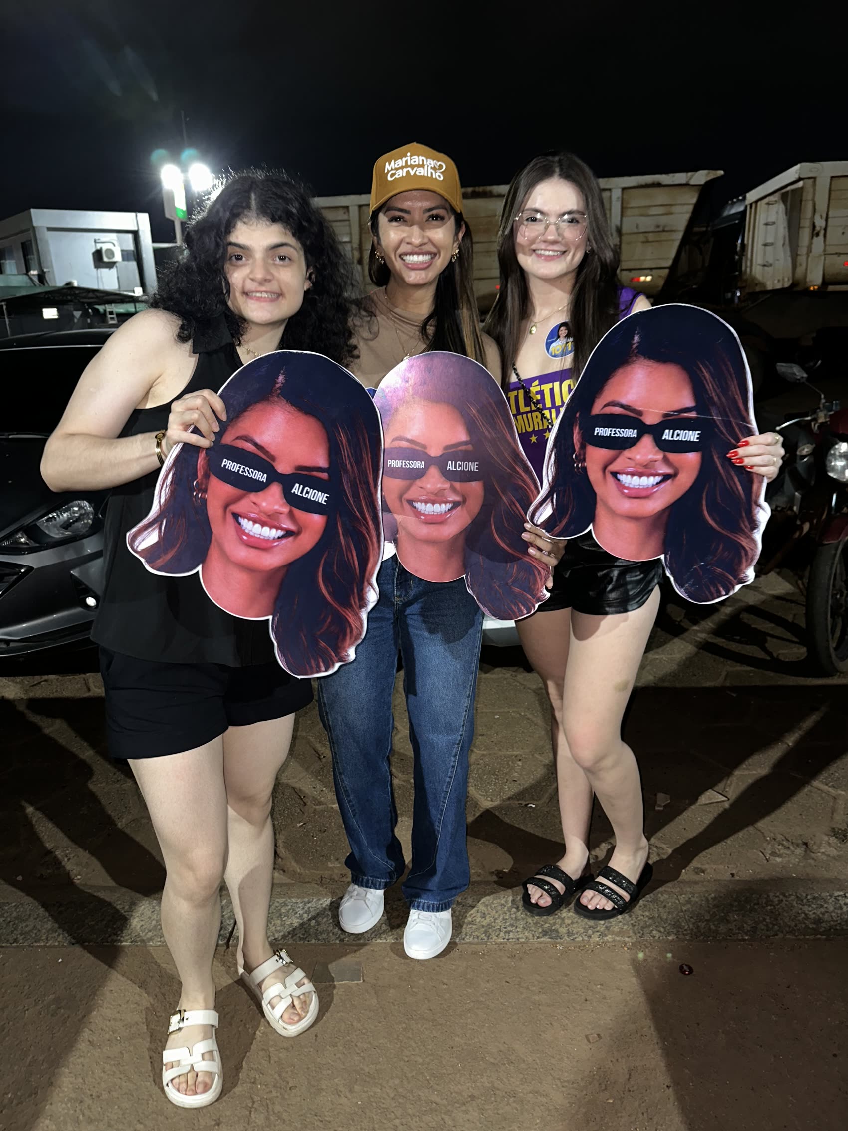 Apoiadoras com máscaras da Professora Alcione