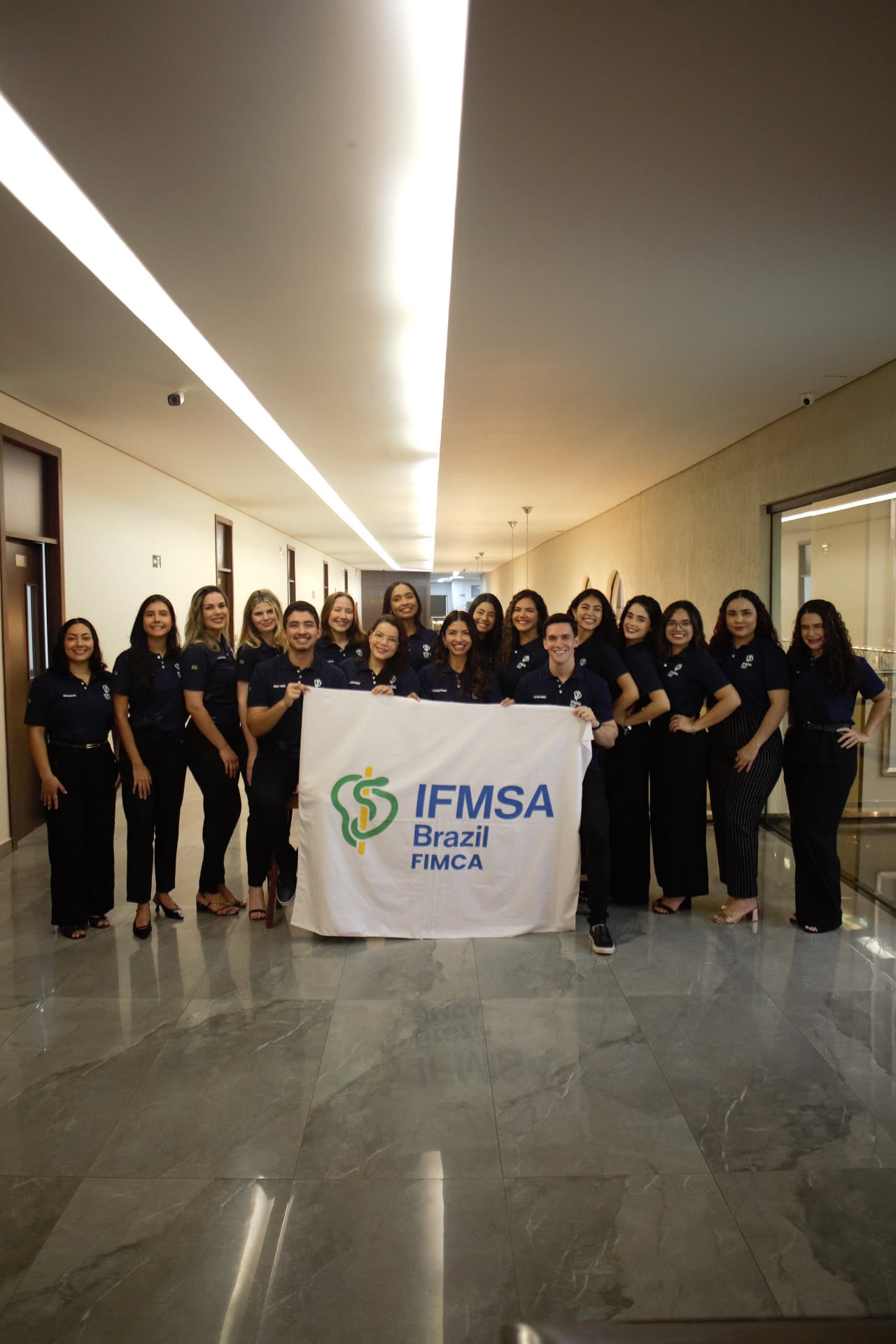 Professora Alcione com estudantes de medicina